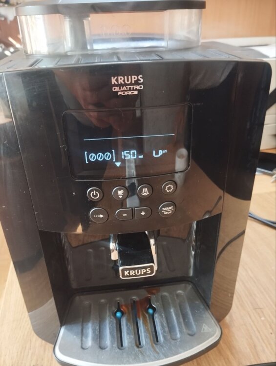 Автоматическая кофемашина Krups FPB145000P в хорошем состоянии.