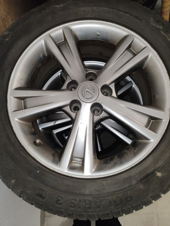 Продаю к-т колес (5 шт) ориг. дисков Lexus с зимней резиной R18 235/60