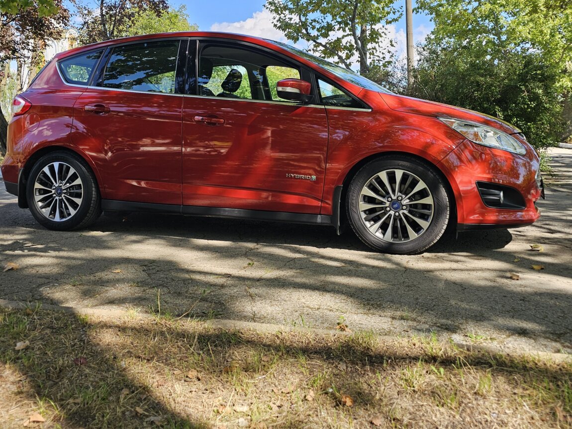 Ford C-MAX TITANIUM. HYBRID.