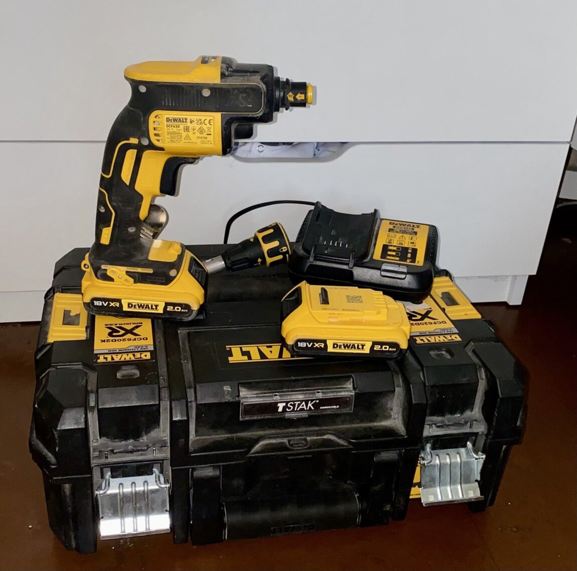Шуруповёрт DeWALT DCF620 + 2 аккум 2,0Ah и зарядка