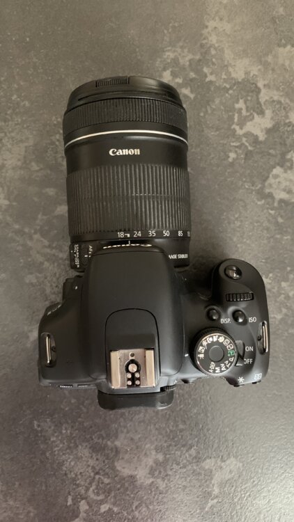 Продам Canon EOS 600D + объектив Canon 18–135 мм