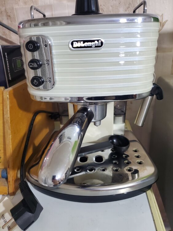 Кофеварка Delonghi Scultura ECZ351.W