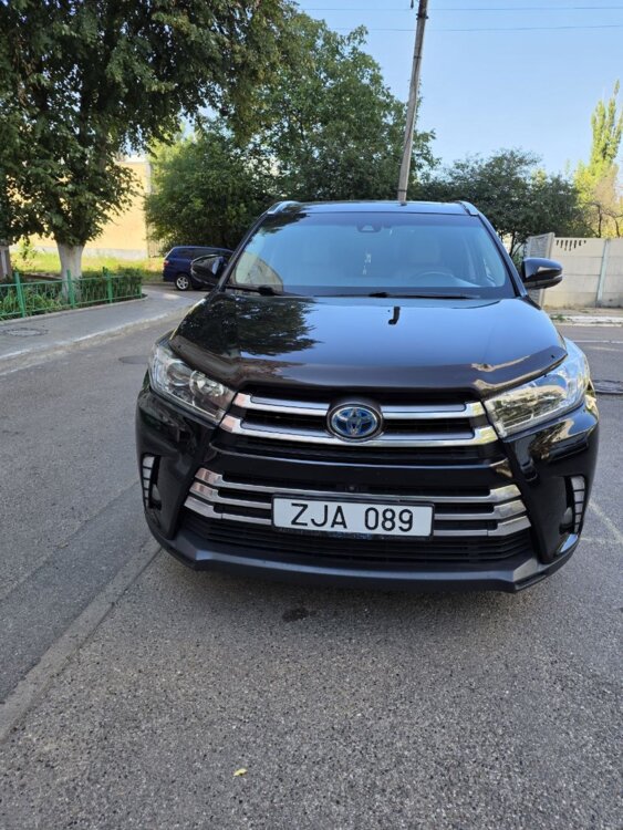 Toyota Highlander Hybrid 2017 в максимальной комплектации Platinum.