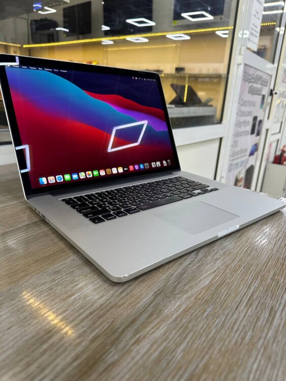 Модель: MacBook Pro Retina 15", Late 2013 Intel Core i7/8gb/256 SSD