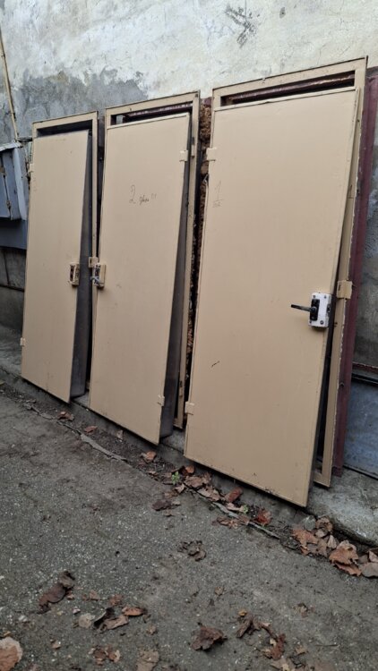 Продам металлические двери 3шт. вместе с металлической коробкой дешево