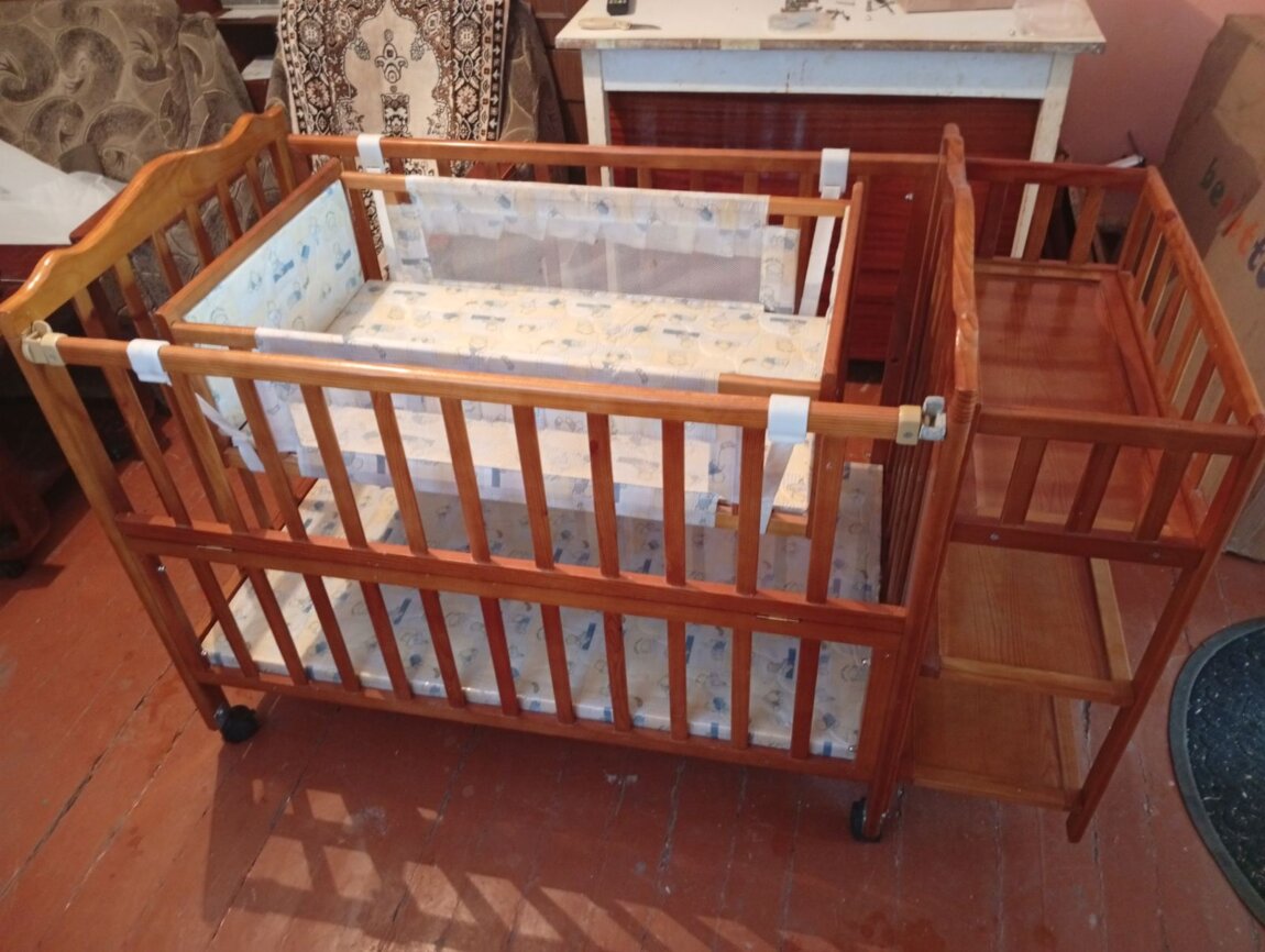 Продам детскую кроватку с люлькой, из дерева
