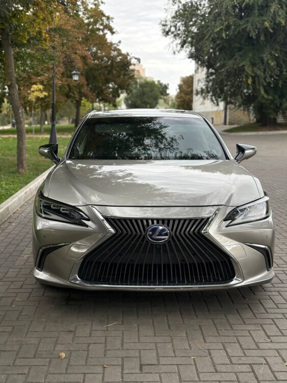 Lexus ES300h, 2019 год, европеец, идеальный!