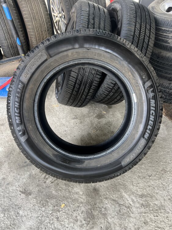 MICHELIN Defender 235/65 R18