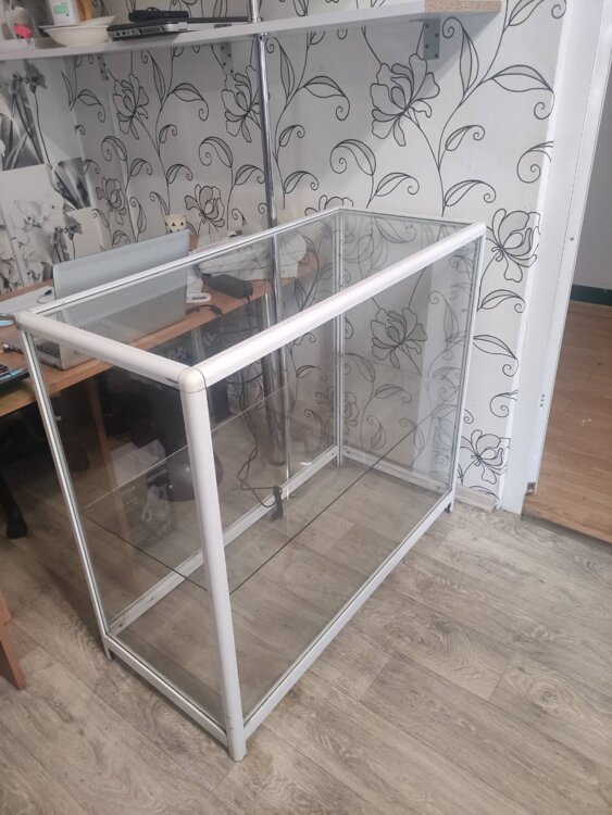 Продам стеклянную витрину витрину 250 руб.