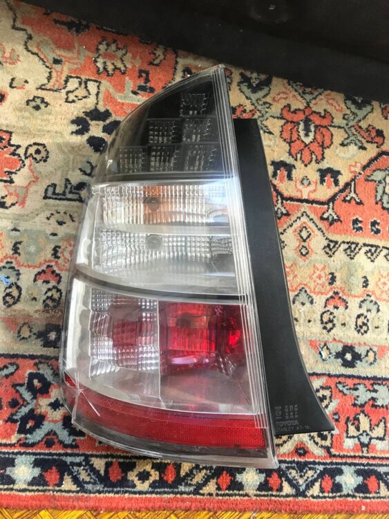 Продам заднюю левую фару от Toyota Prius 20