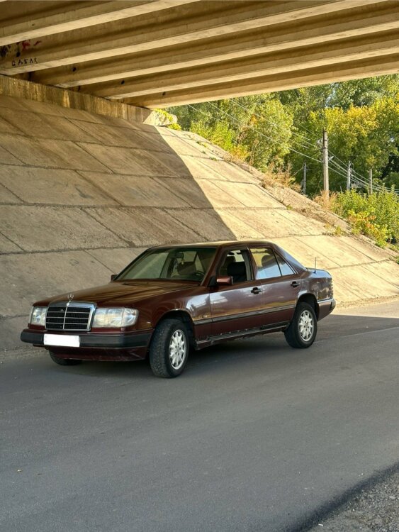 Mercedes E250D в кузове W124