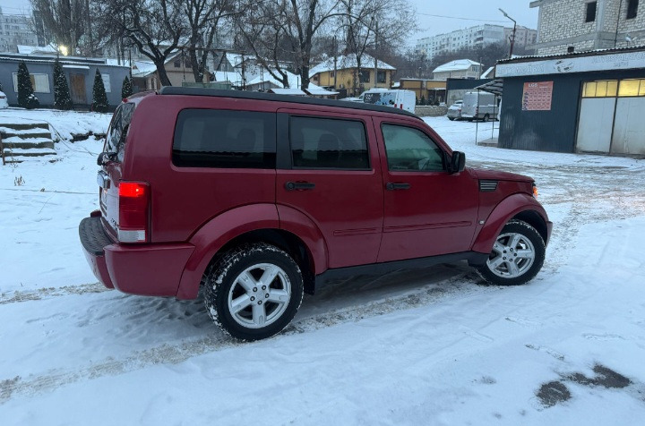 Полноценный внедорожник Dodge Nitro 2008 года 2.8 дизель