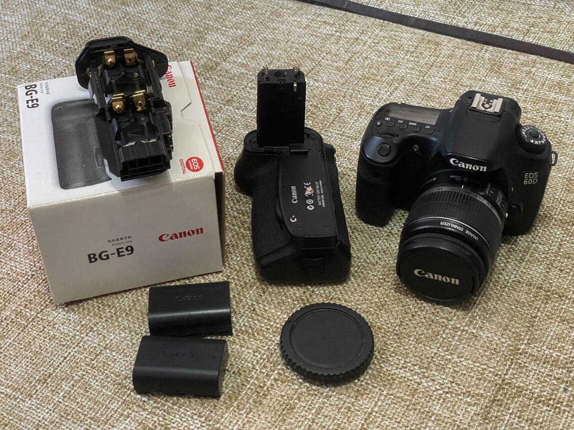 Canon EOS 60D + 18–55mm IS, комплект: бустер, 2 АКБ, рюкзак