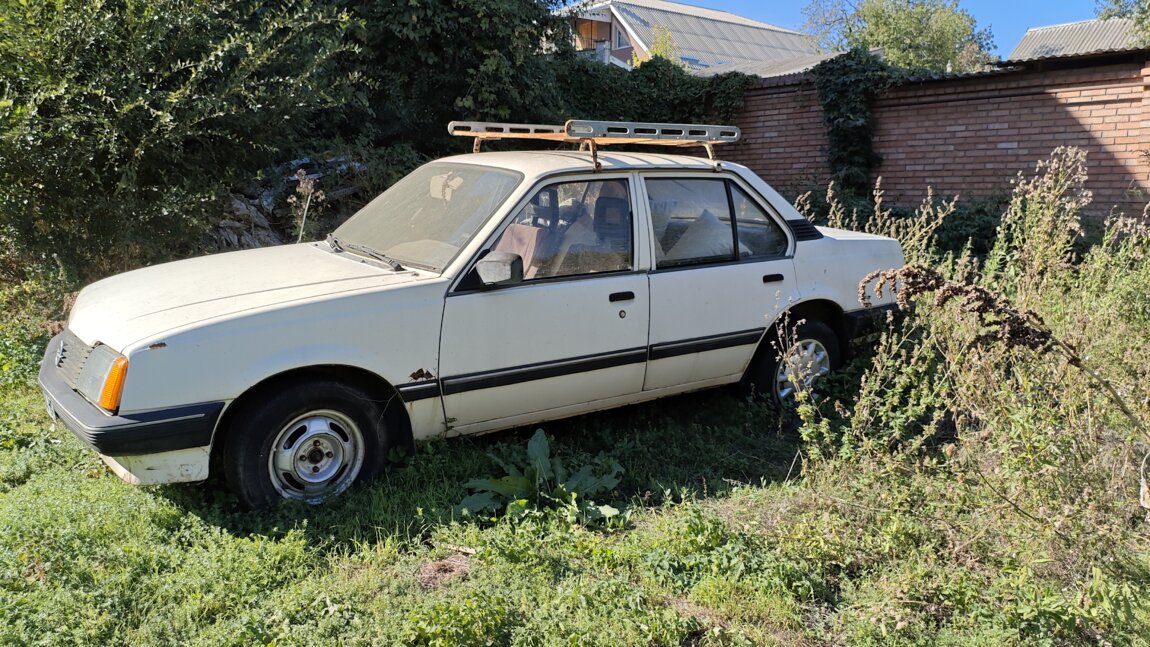 Разбирается Опель Аскона в седане...