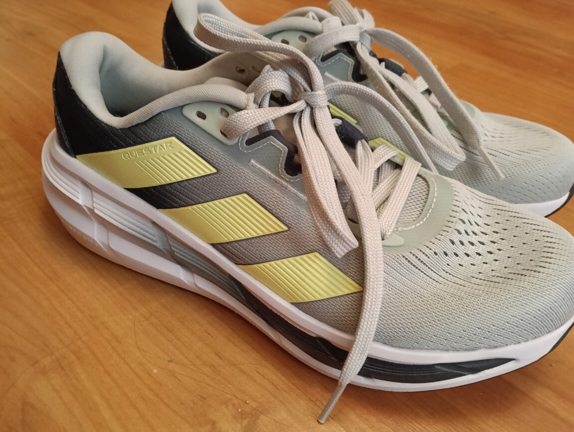 Продам новые кроссовки Adidas questar 40 размер