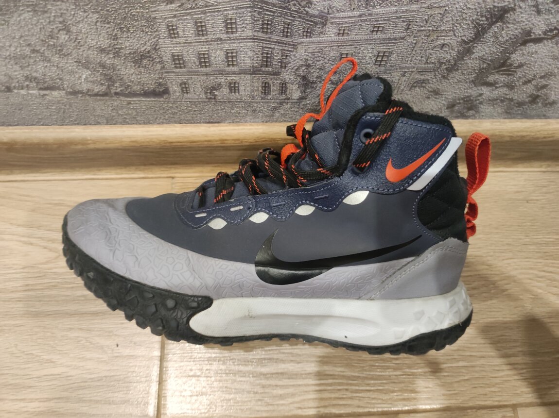 Фирменные ботинки NIKE