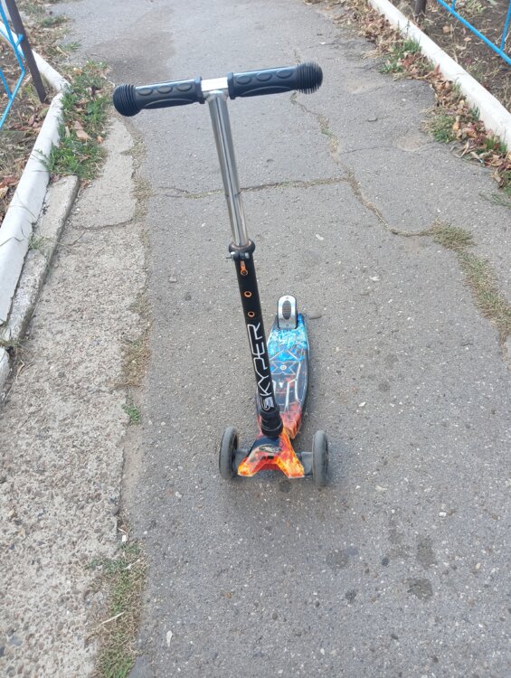 Продам самокат 6-8лет в хорошем состоянии. 250р