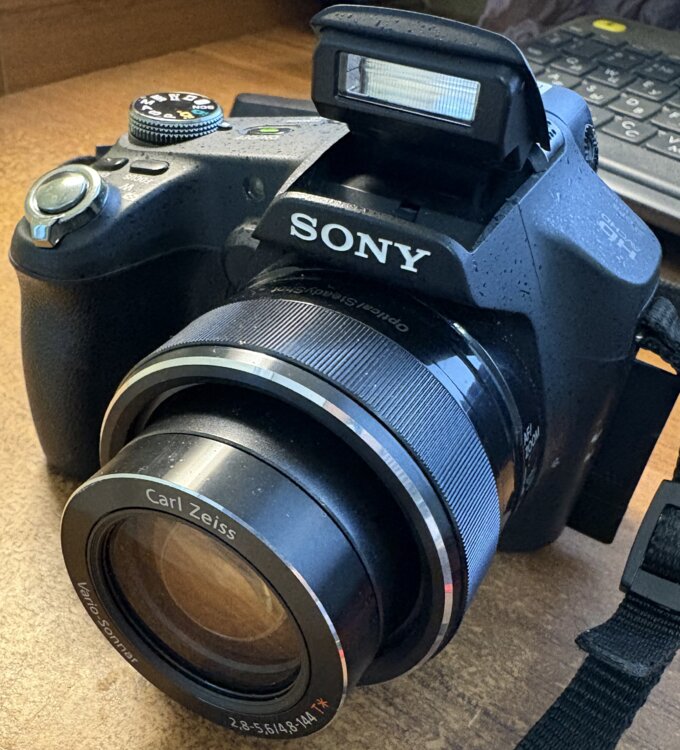 Sony Cyber-shot HX100V, зум 30×, Full HD, GPS