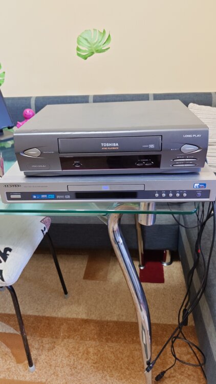 Видеомагнитофон TOSHIBA + DVD PLAYER SAMSUNG