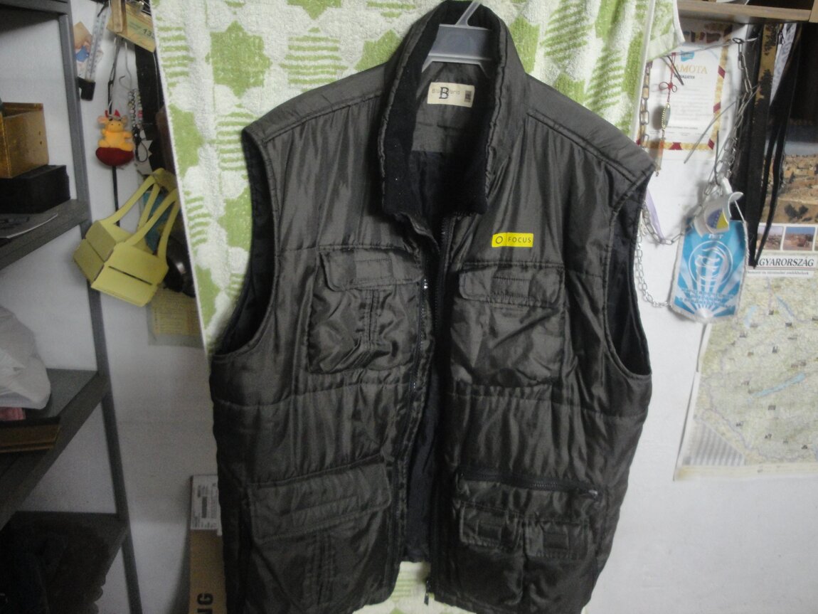 Продам б/у жилетку, мастерки, спортивные штаны, шорты, футболки.