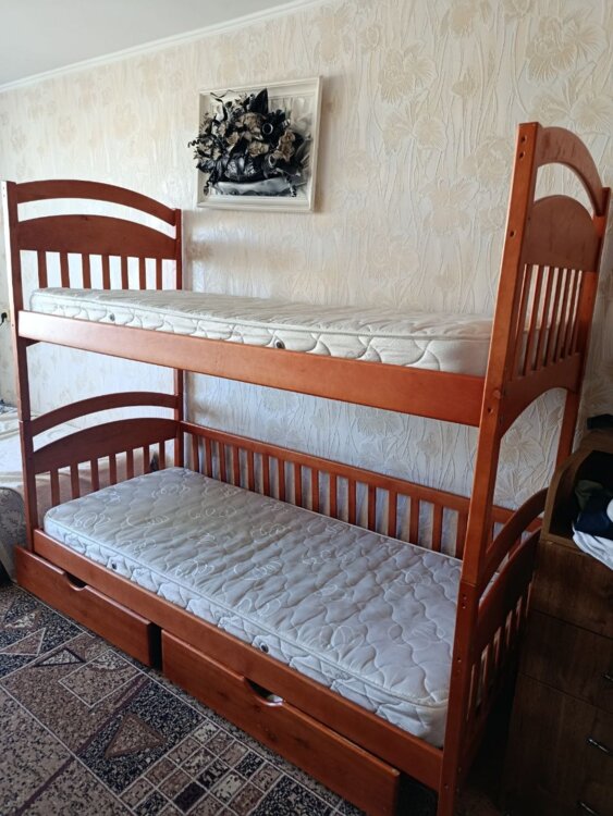 Продам двухъярусную кровать с матрасами