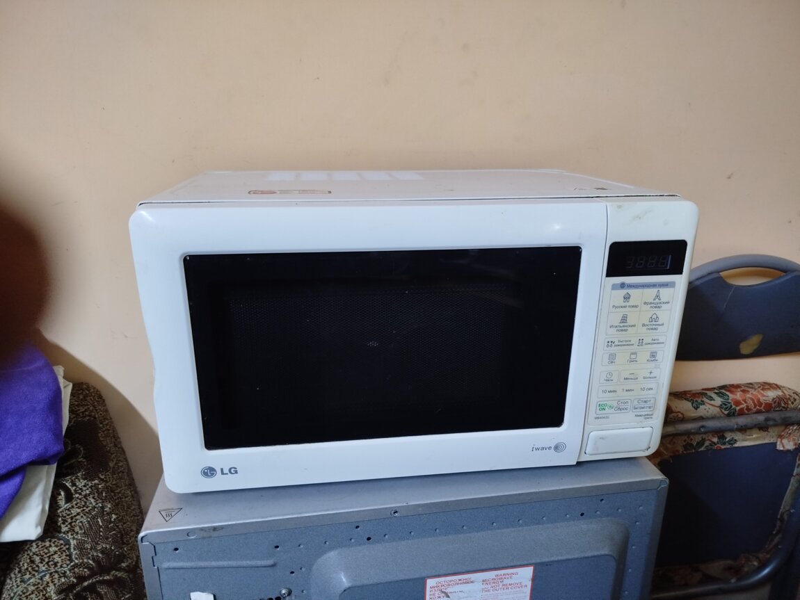 Продам микроволновку LG 600 р в хорошем состоянии.