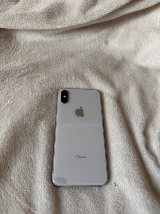 Продаю iPhone X. В комплекте два чехла