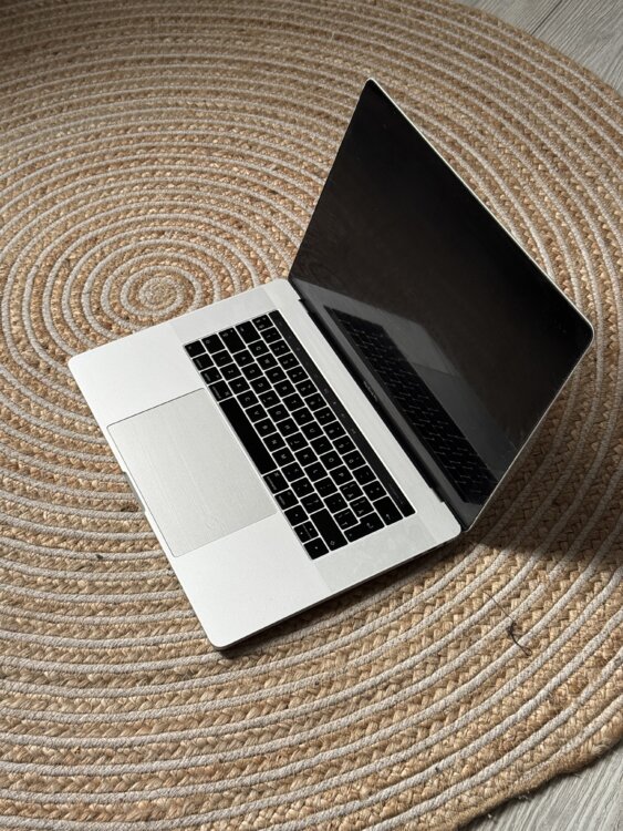 MacBook Pro 2016 год под ремонт