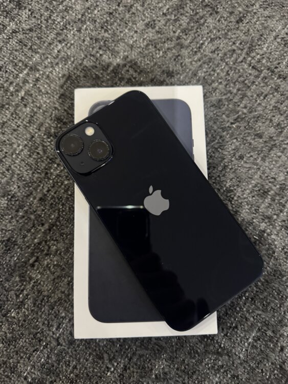iPhone 13 в идеальном состоянии.