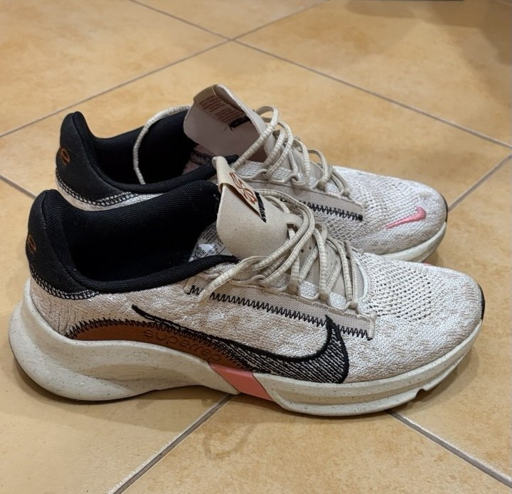 Продам кроссовки NIKE 38 размер