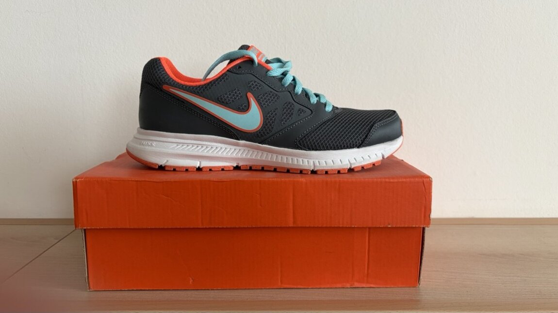Продам кроссовки NIKE 37 размер
