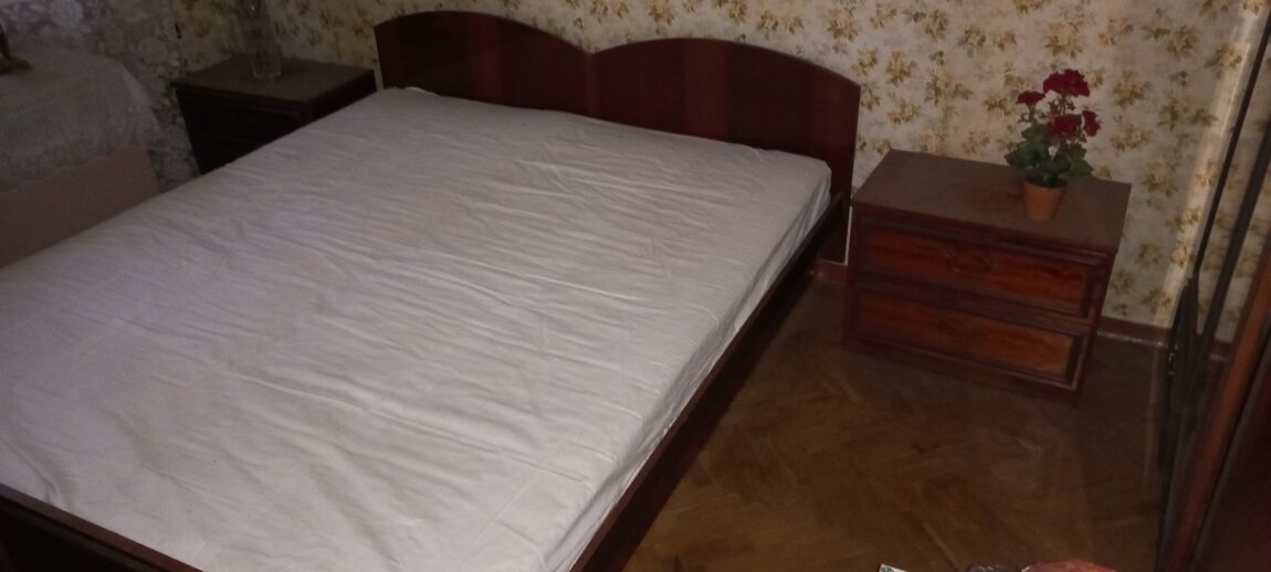Стол и пять табуреток