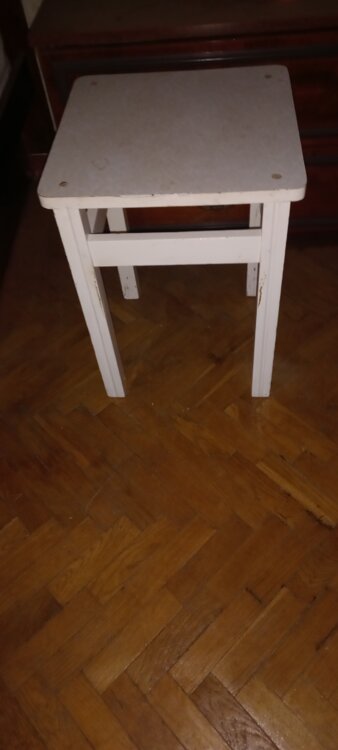 Стол и пять табуреток