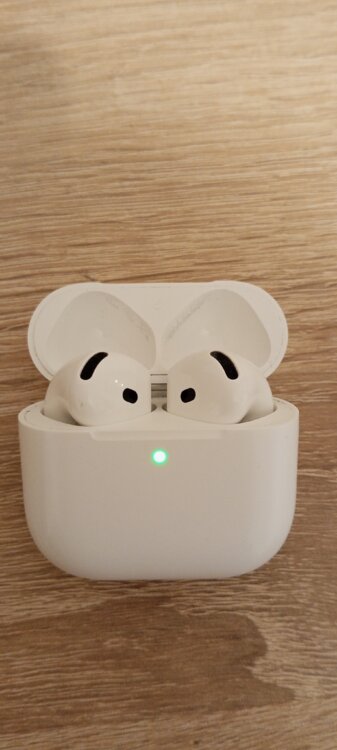 Продам наушники Air pods 4
