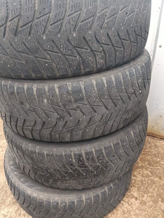 Продам зимнюю резину 255/55 r18