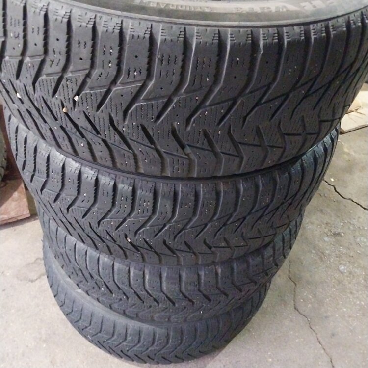 Продам комплект зимних шин Саилун 215/55/17