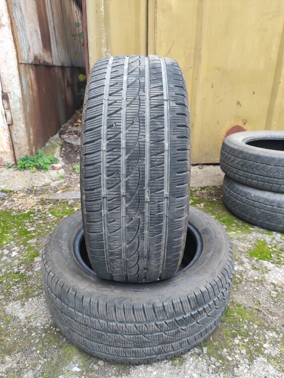 Продам пару зимней резины 225/55 R16