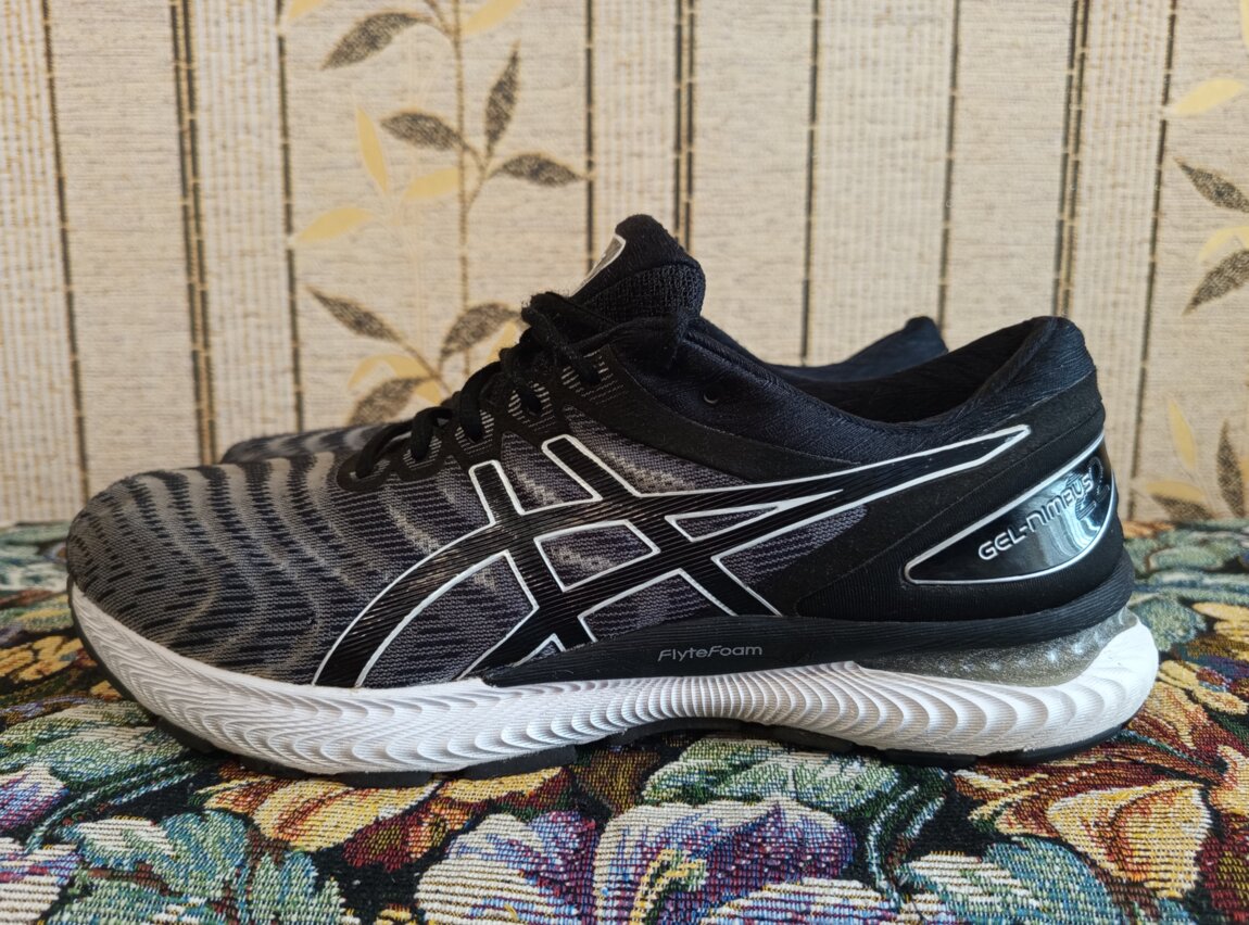 Продам в отличном состоянии фирменные кроссовки ASICS GEL-NIMBUS 22.