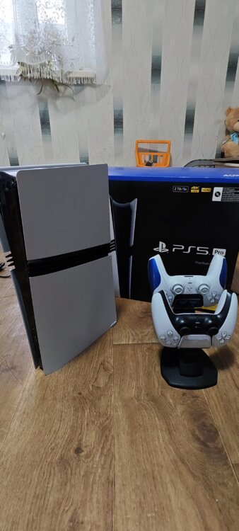 Продам Sony PlayStation 5 Pro 2 TB + 2 геймпада + зарядная станция