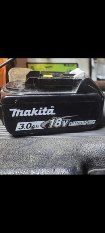 Батарея "Makita" в рабочем состоянии