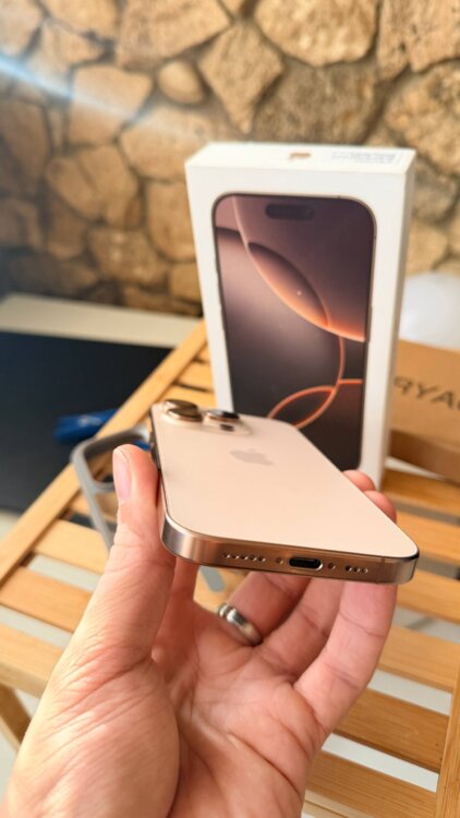 Продаю Apple iPhone 16 Pro 128 GB в цвете Desert Titanium.