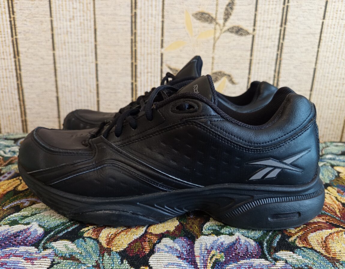 Продам недорого в отличном состоянии фирменные кроссовки Reebok DMX