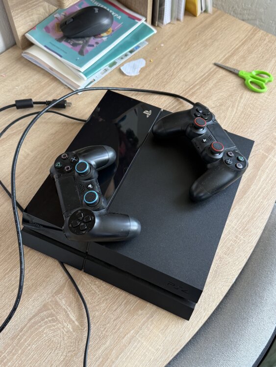 Продам PS4 срочно!