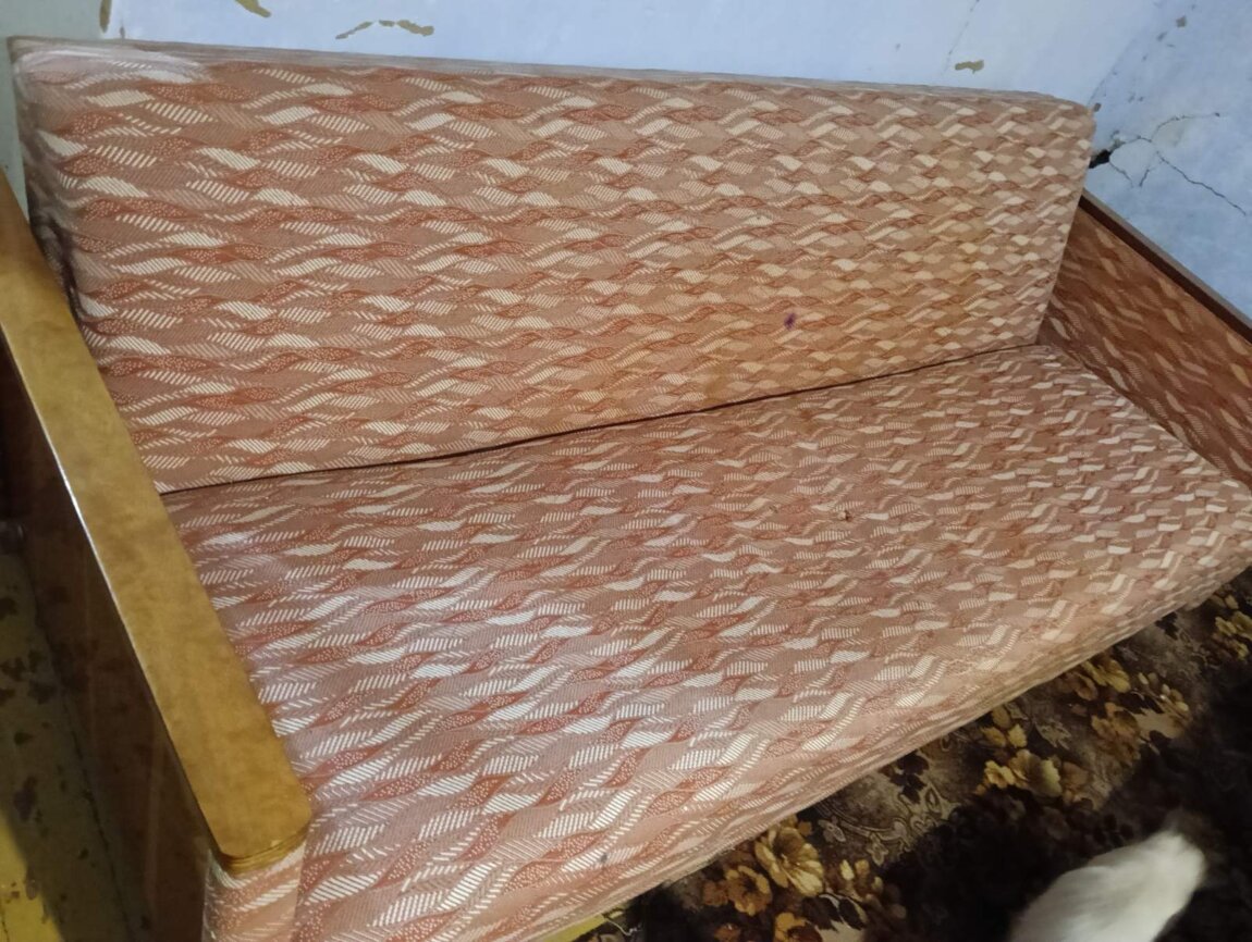 Продам диван книжку б/у. Цена 600 рублей.