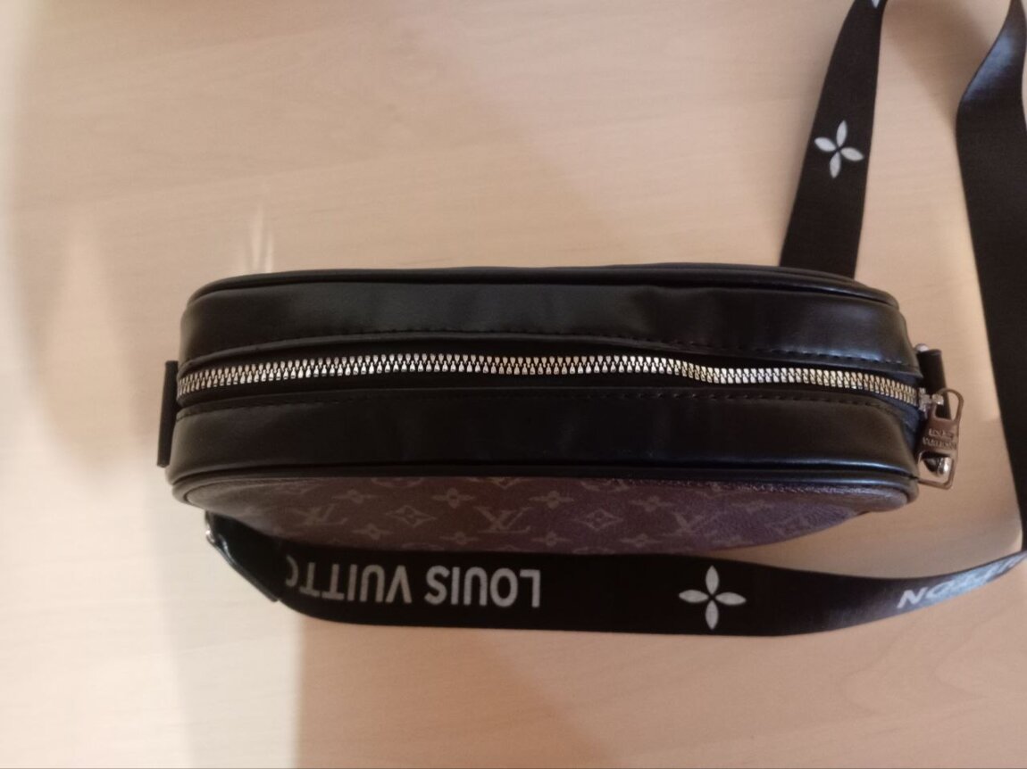 ПРОДАМ СУМКУ УНИСЕКС Louis Vuitton