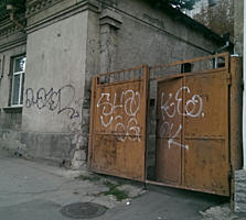 Вход и окна имеют выход на ул. Измаил