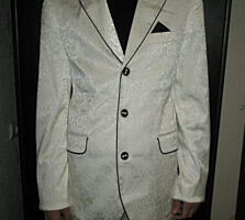 Продается белый мужской костюм индивидуального пошива 46-48 размер