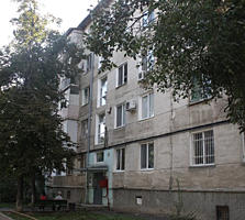 Vind apartament cu 3 odai, sec. Riscani