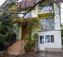 Casa pentru famile mare. 3-nivele: 9 odai, 6 ari. In credit pe 20 ani.