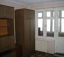 Продается большая комната в общежитии с мебелью.